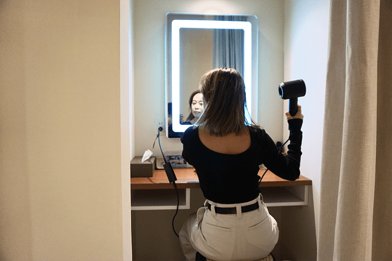 ドライヤーをしている女性